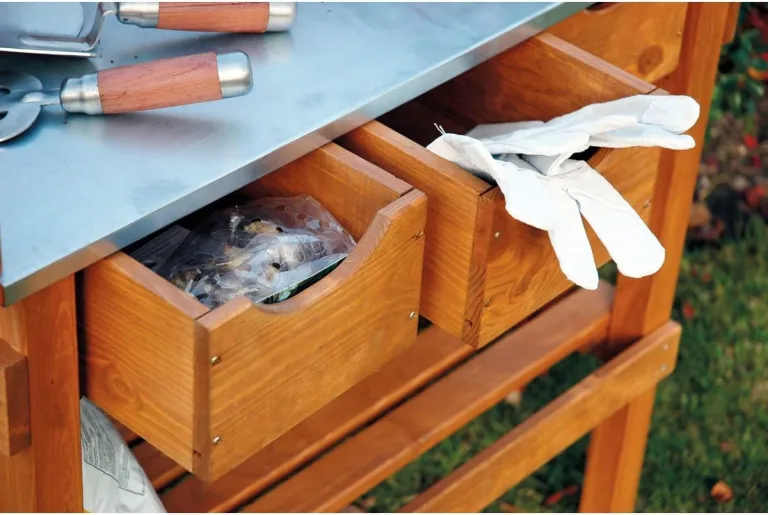 dobar® 29030e Pflanztisch mit 3 Schubladen | Gärtnertisch mit Ablageboden | Umtopftisch Kiefernholz | Blumentisch Massivholz | Gartentisch Outdoor | Verzinkte Arbeitsplatte | 80 x 40 x 90 cm | Braun – Bild 7