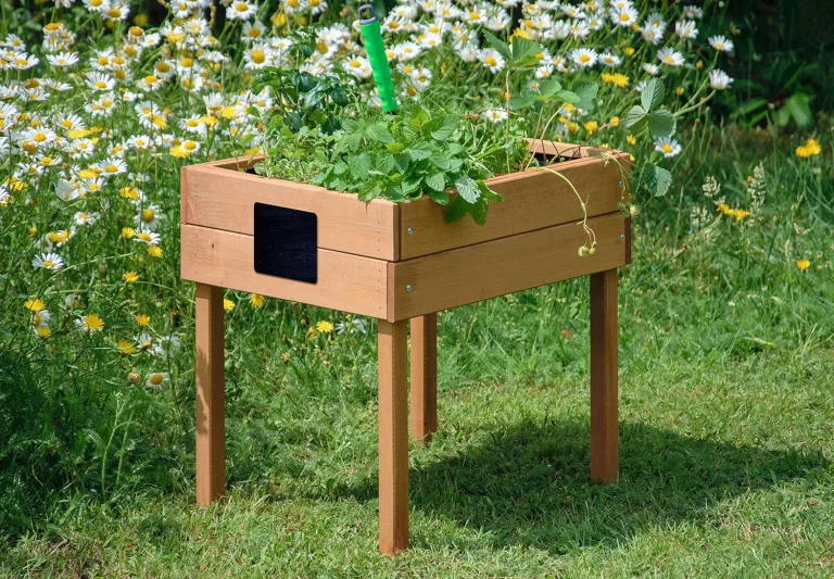 dobar® 58510FSC Kinderhochbeet mit Kreidetafel | Mini Hochbeet Holz | erhöhter Pflanzkasten für Kinder | Salatbeet auf Stelzen | Kleines Kräuterbeet Garten/Terrasse/Balkon | 50 x 40 x 45 cm | Braun – Bild 3