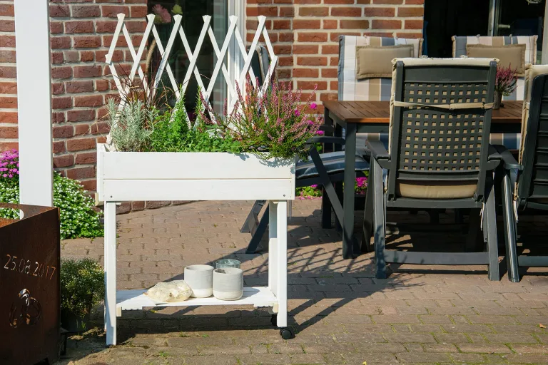dobar® 58186e rollbares Hochbeet mit Rankgitter | Pflanzkasten auf Rollen | Blumenbeet aus Massiv-Holz | Schmales Kräuterbeet für Garten/Terrasse/Balkon | 79 x 28,5 x 130 cm | Weiß – Bild 9