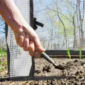 Relaxdays Frühbeet, HxBxT: 80 x 100 x 200 cm, PE-Folie, Eisen, Tür mit Reißverschluss, Hochbeet Abdeckung, weiß/schwarz - Thumbnail 7