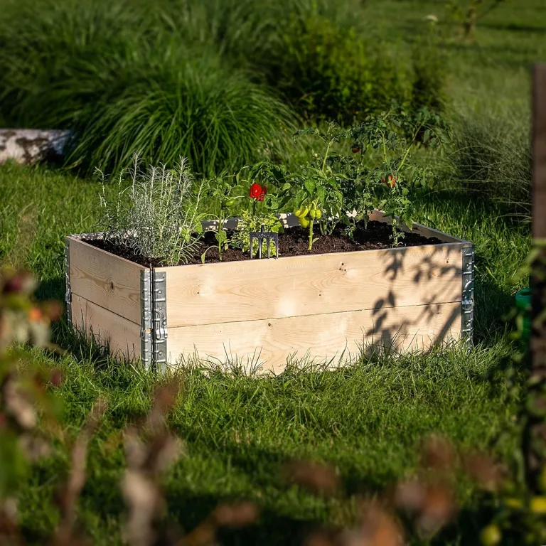 KADAX Palettenrahmen aus Holz, Stapelbare Holzrahmen, Aufsatzrahmen für Garten, Hochbeet Rahmen, Pflanzkasten, Gartenbeet, Gemüsebeet, Kräuterbeet (3-er Set 120x80x22,5 cm) – Bild 6