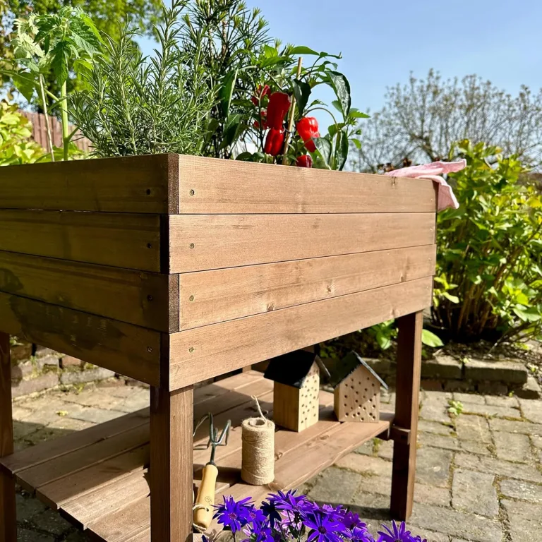 gartenetage Hochbeet XL mit Ablage und Pflanzfolie - Wetterfest, Ergonomisch, Inklusive Schutzlasur, Robustes Kiefernholz, Braun – Bild 10