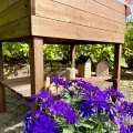 gartenetage Hochbeet XL mit Ablage und Pflanzfolie - Wetterfest, Ergonomisch, Inklusive Schutzlasur, Robustes Kiefernholz, Braun - Thumbnail 8