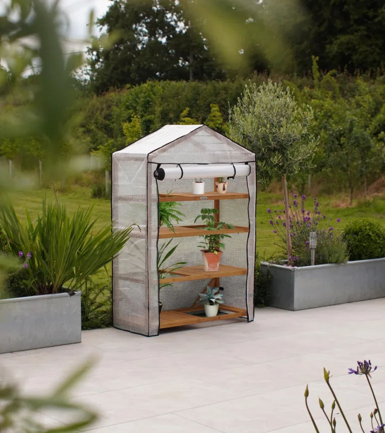 VegTrug® Gewächshaus - Foliengewächshaus mit 4 Ebenen & FSC-Holzrahmen -Anzuchthaus für Garten, Balkon & Terrasse - Pflanzregal mit PE-Abdeckung & Reißverschluss - Grey Wash 111x49x168 cm – Bild 7