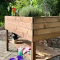 GARTENETAGE Hochbeet XXL mit Ablage und Pflanzfolie - Nachhaltiges Design, Wetterfest, Rückenschonend, Praktische Ablage, Inklusive Pflanzfolie, Braun - Thumbnail 7
