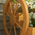 Outsunny Hochbeet aus Holz, Blumenkasten mit 3 Etagen, Gemüsebeet mit Wagenrad-Dekor, Kräuterbeet mit Entwässerungslöchern für Garten, Balkon, Teak, 61 x 62 x 57 cm - Thumbnail 7