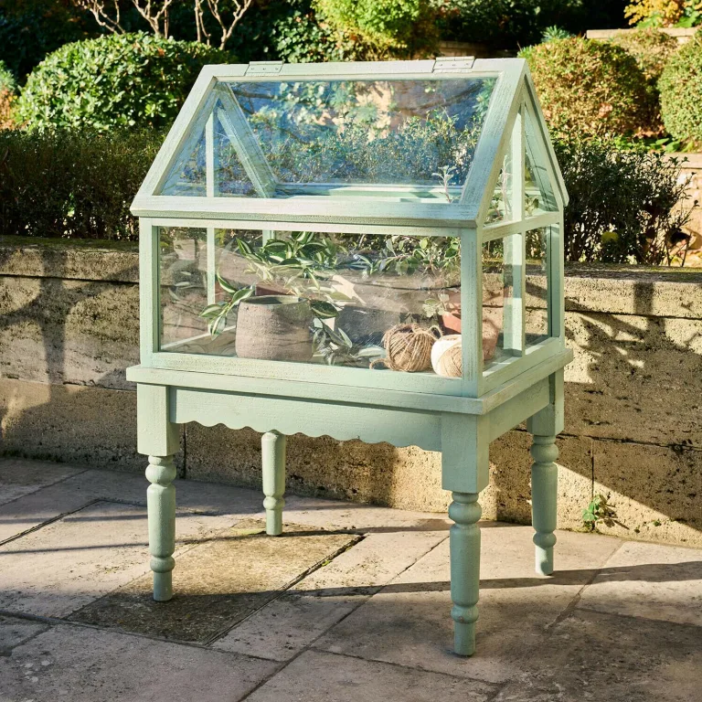 Loberon Gewächshaus Isoméline - Stilvoller Landhauscharakter - Kleine Pflanzenoase - Gedrechselte Beine - Outdoorgeeignet - Tannenholz - Acrylglas, antikgrün – Bild 4
