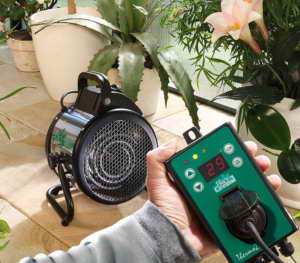 Bio Green Elektrogebläseheizung Palma digital mit Thermostat in der Hand